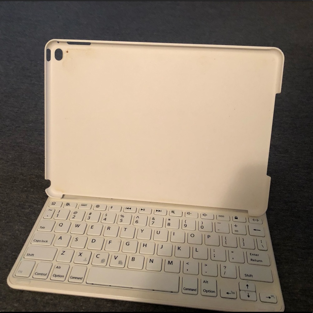 Kensington White Keyboard/ Cover Case for iPad Air